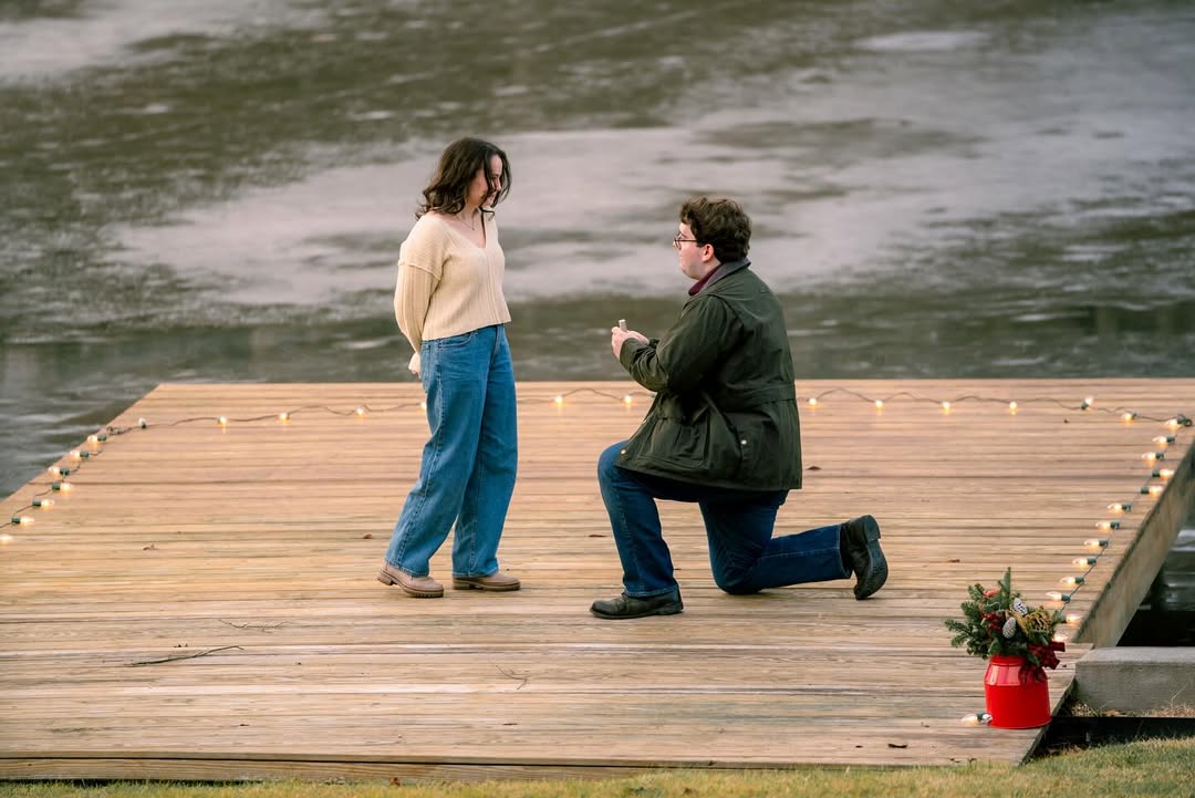 Lucas proposing to Veronica on the dock